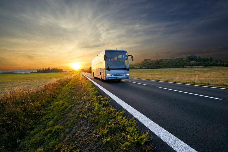 Autobus na tle zachodzącego słońca